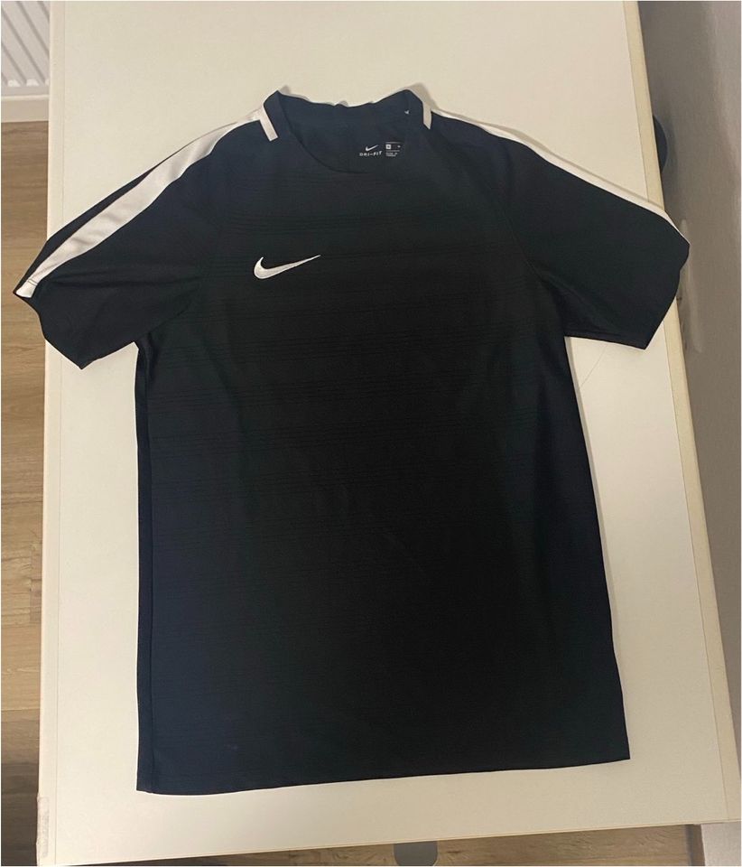 Nike DRI-FIT Shirt in schwarz in Forchheim
