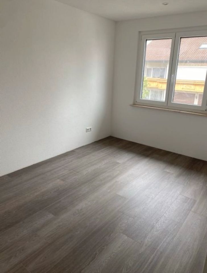 Schöne vollständig renovierte 4.5 Zimmer Wohnung mit Balkon in Bermatingen