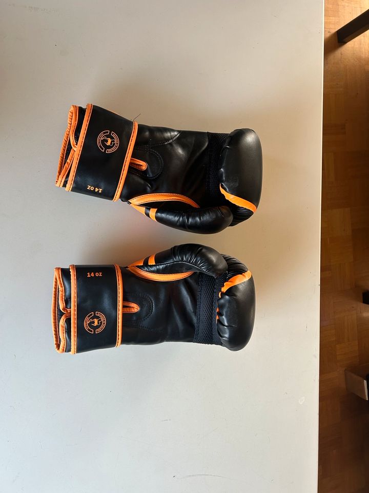 Boxhandschuhe Venum 14 OZ schwarz orange neuwertig in Mössingen