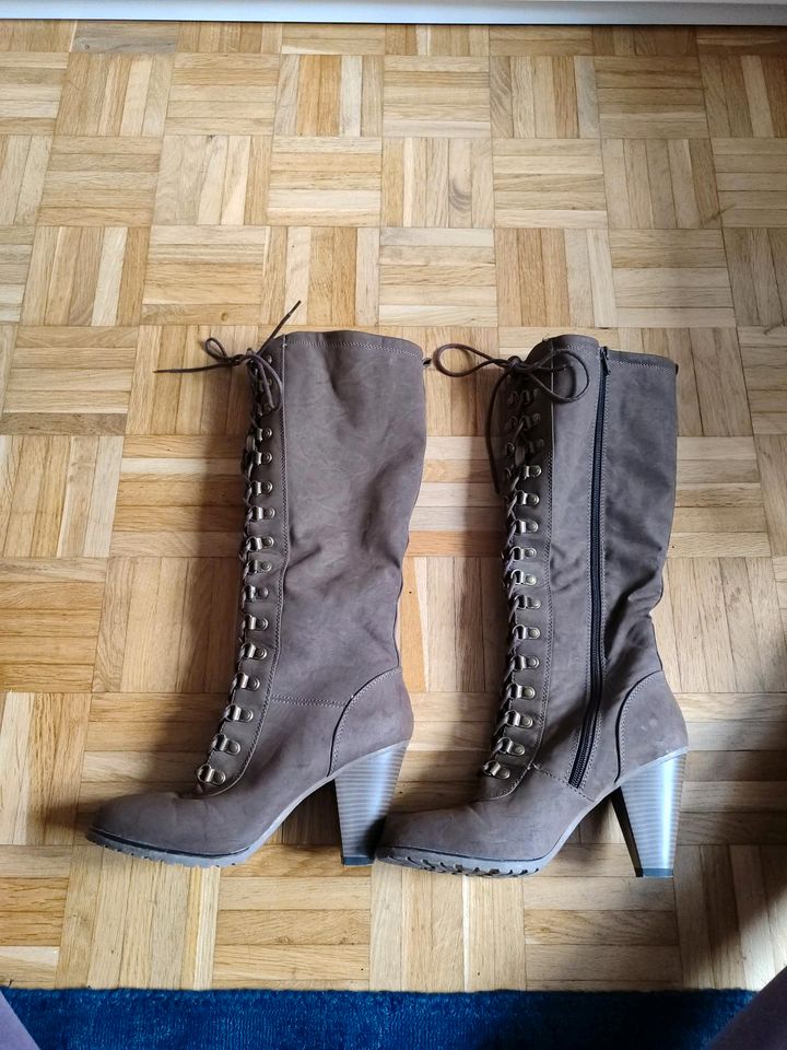 Stiefel braun mit Schnürung in München