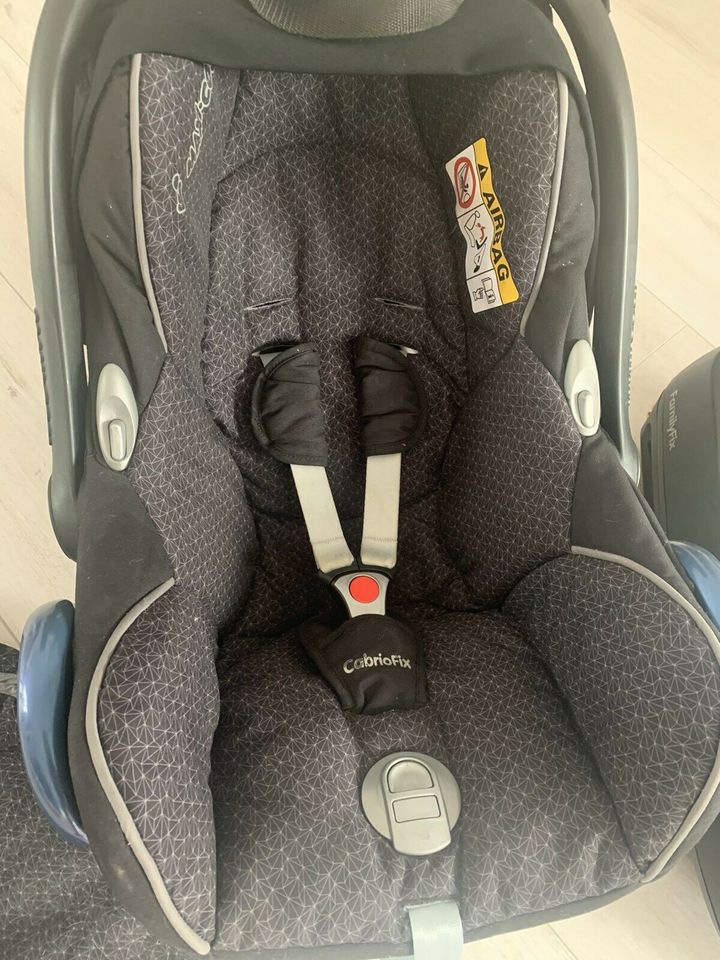 Maxi Cosi Cabriofix/Fußsack/Cocobelt/Spiegel/2 Isofix Stationen in Essen