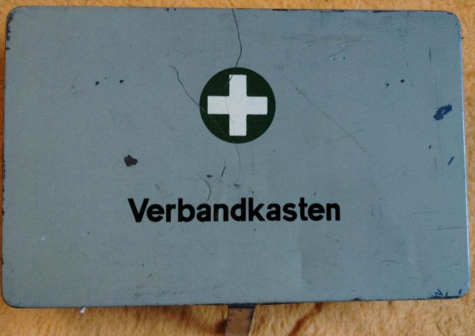 Voller vintage Verbandskasten von 1961 aus Metall in Bremen