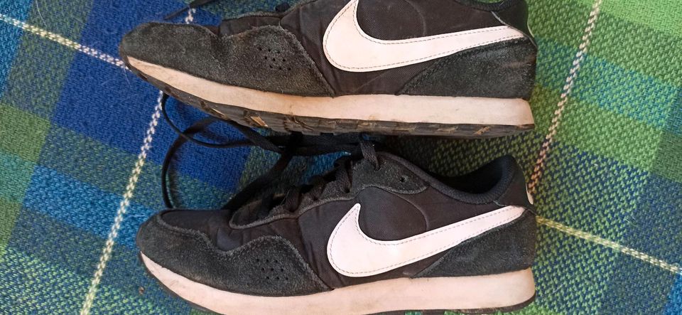 Nike Sportschuhe schwarz 37,5 in Neuwied