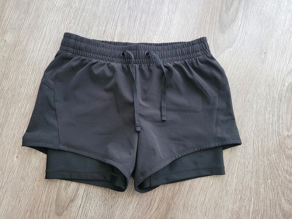 Wie Neu! H&M Doppellagige Sportshorts in Größe 128 in Wunstorf