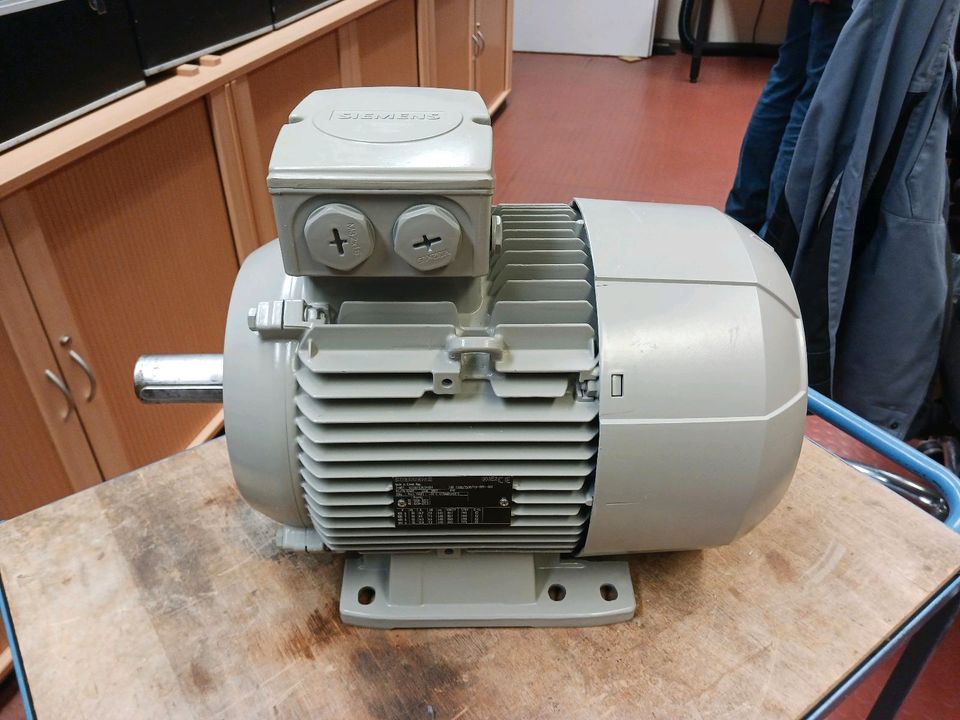 SIEMENS Drehstrommotor 7,5Kw IE2 *NEU UND UNBEUTZT* in Bendorf