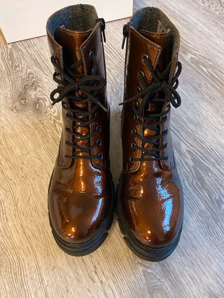 Rieker Boots braun glänzend Gr. 41 in Schwalmstadt