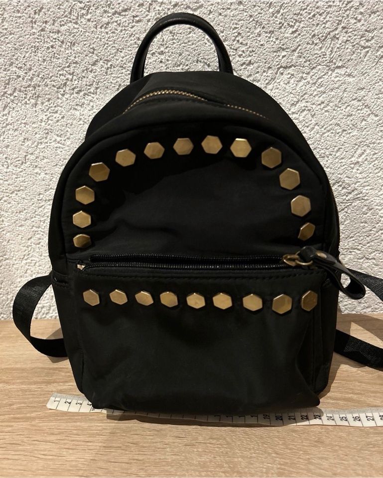 ❤️ Schwarzer schöner kleiner Rucksack von Bugatti wie Neu in Arnsberg