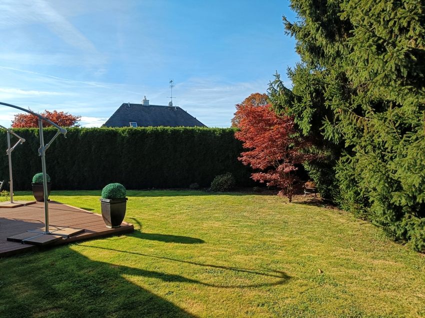 Großzügige, repräsentative Villa m. Garage auf gepflegtem, eingewachsenem Grundstück in ruhiger Lage in Ruhstorf an der Rott