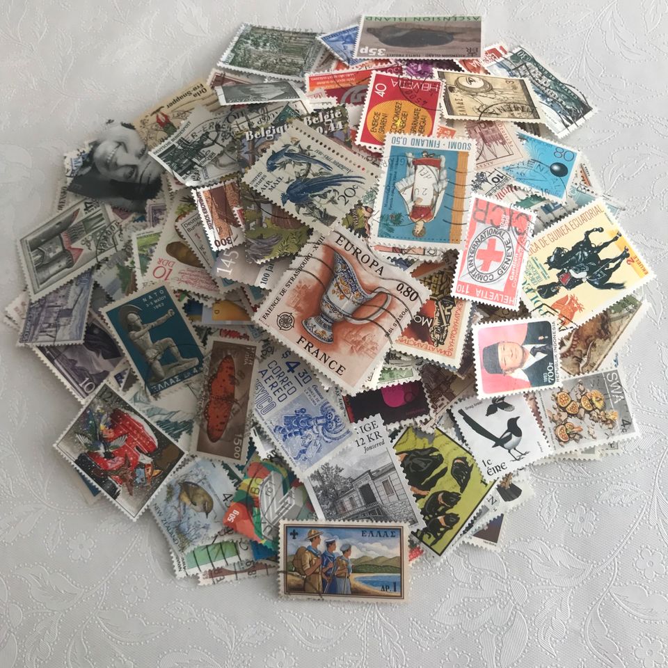 1000 Briefmarken Weltweit Gestempelt Papierfrei in Frankfurt am Main