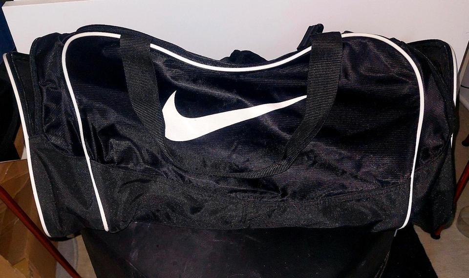 Original große Trainingstasche von Nike in schwarz, gebraucht. in Hannover