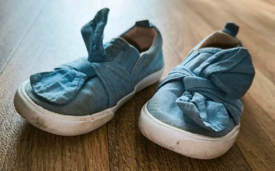 Babybekleidung Mädchen Stoffschuhe,hellblau-weiß,Größe 24,getrage in Plauen