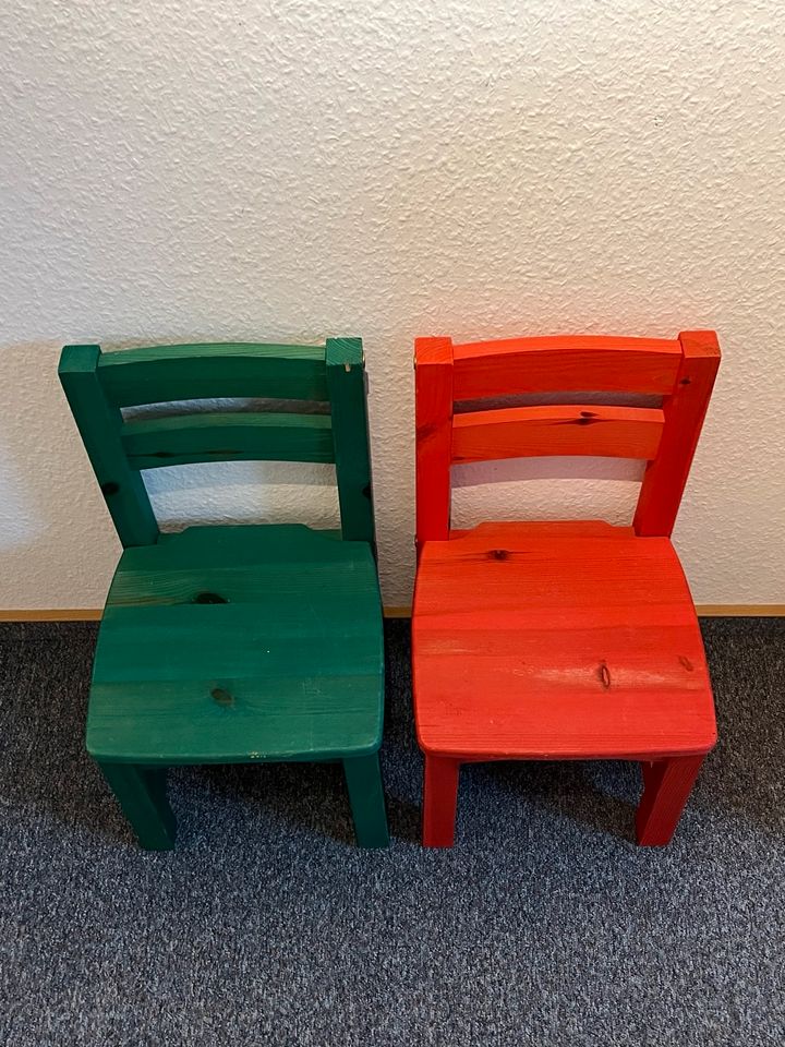 Kindertisch mit zwei Stühlen in Bomlitz