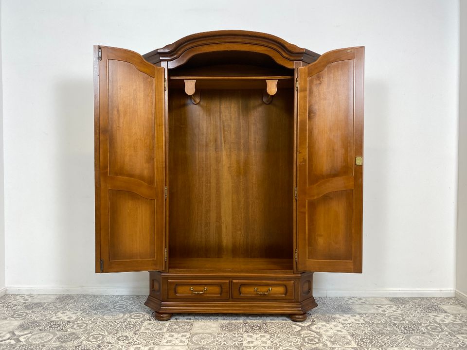 WMK Hochwertiger und sehr gut erhaltener Vintage Kleiderschrank im antiken Stil mit Schubladen und schönen Messingbeschlägen # Schrank Bauernschrank Dielenschrank Wardrobe Bodenseeschrank Garderobe in Berlin