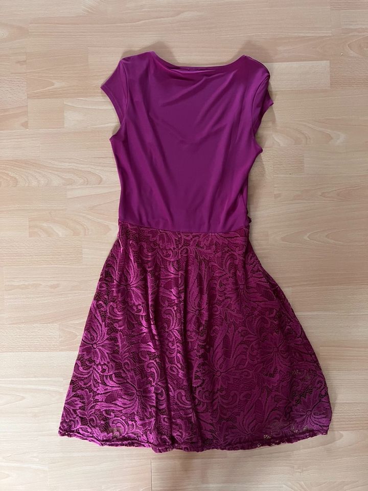 Schönes Kleid mit Spitze in dunklen pink bonprix  Gr. 36 wie neu in Kerpen