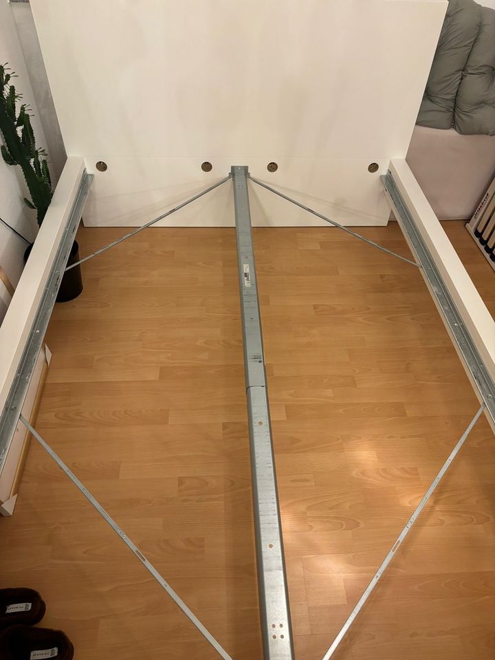 Ikea Malm Bett (weiß 1,40x2,00 m) + Lattenrost + Schubladen in Köln