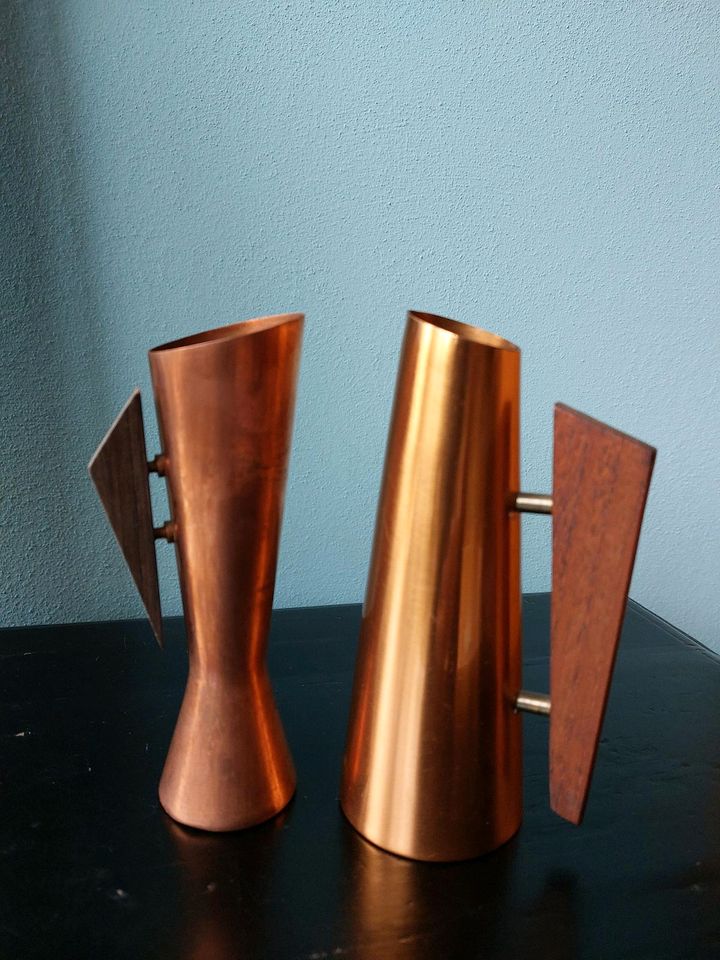 2 Vasen aus Kupfer Holzgriff Vintage 60er in Rietberg