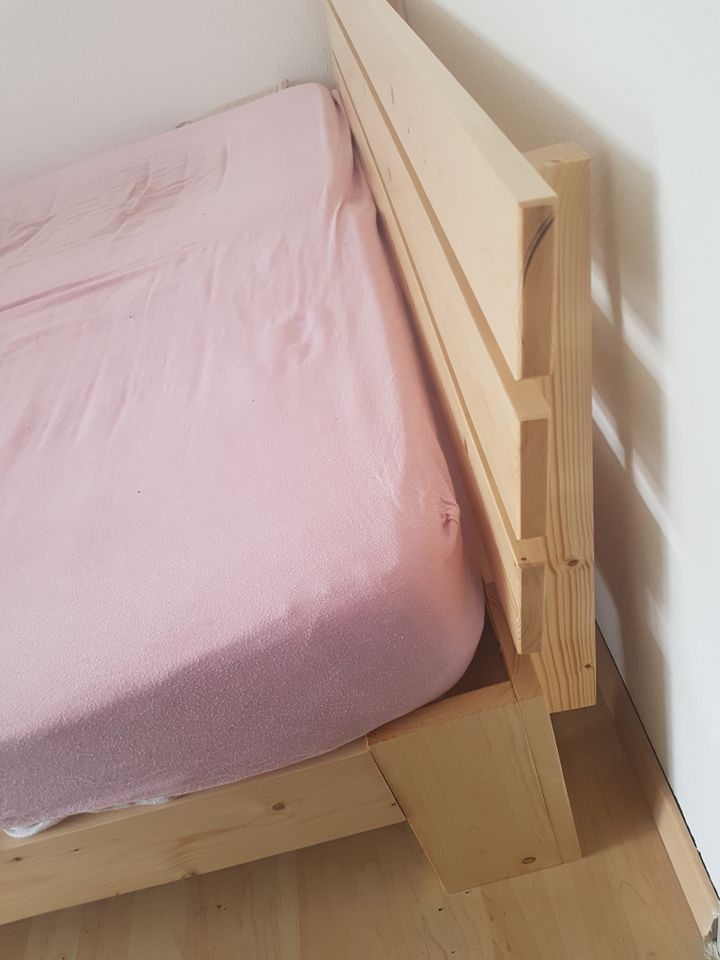 Bett Holz Kiefer 1,60m Doppelbett in Frankfurt (Oder)