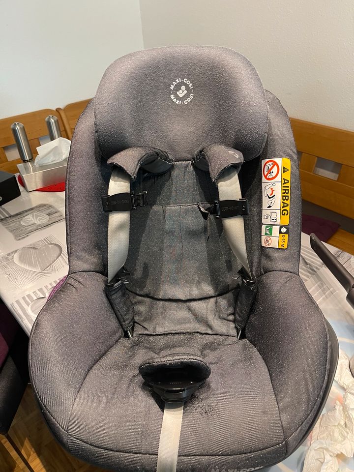 Maxi Cosi Kindersitz mit Base in Neckartenzlingen