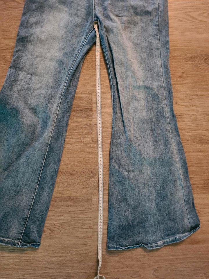 Schlaghose/ Bootcut Hose gr.31/32 in Beckdorf