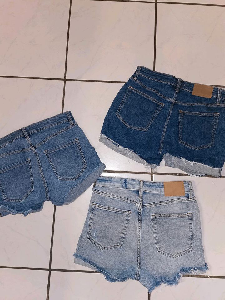 3 JEANS SHORTS H&M GR 36 S in Elsdorf