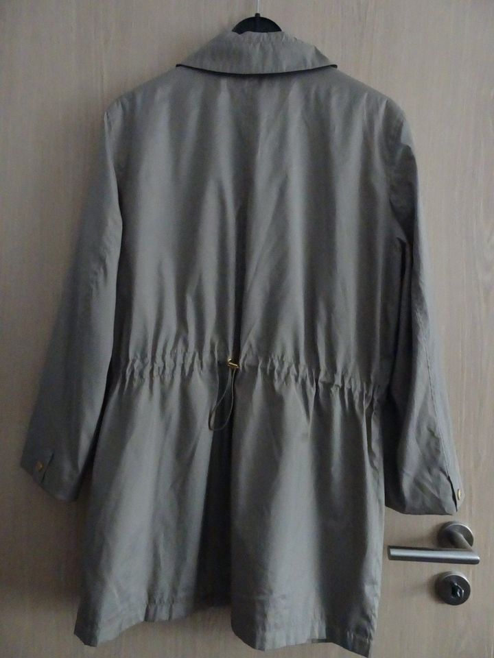 Jacke / Kurzmantel in beige/khakifarben, Gr. 42 in Langenzenn