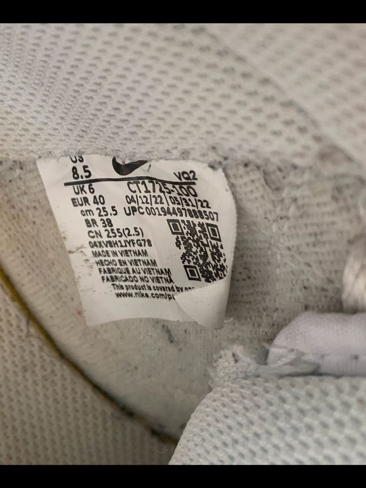 Nike Schuhe halbhoch Größe 40 weiß in Salzkotten