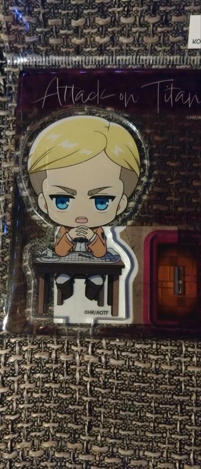 Attack on Titan Erwin Smith Acrylic Stand & Tin Badge) NEU in Schönwalde (Vorpommern)