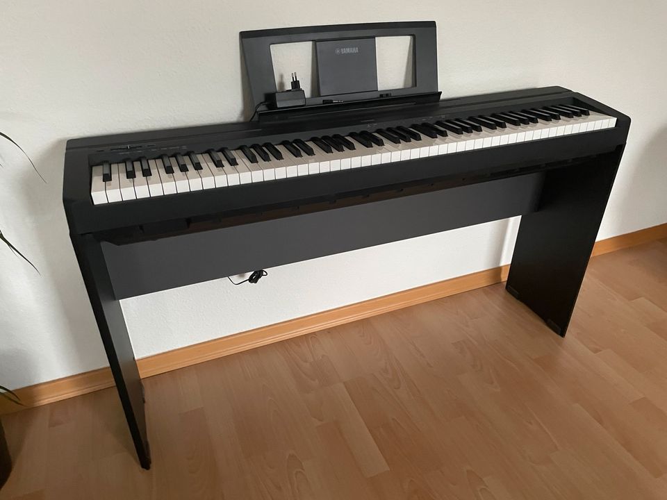 Yamaha Digital Piano P-45 mit Ständer und Abdeckung in Düsseldorf