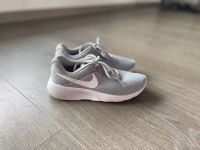 Nike Turnschuhe Gr. 32 hellgrau Niedersachsen - Meine Vorschau