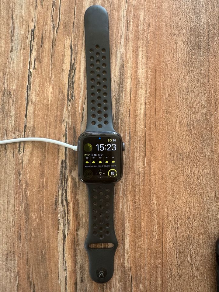 Apple Watch Series 5 Space Gray GPS 44mm, Nike Edition in Barleben