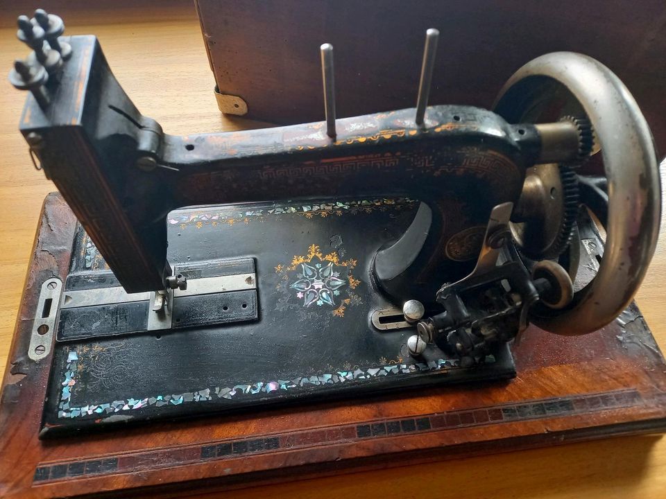 Uralte antike Hand-Nähmaschine leichtgängig Museum? in Meißner