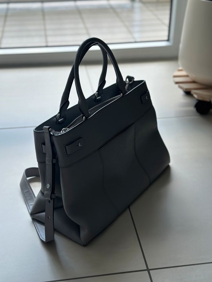 Michael Kors Leder Handtasche in grau in Köln