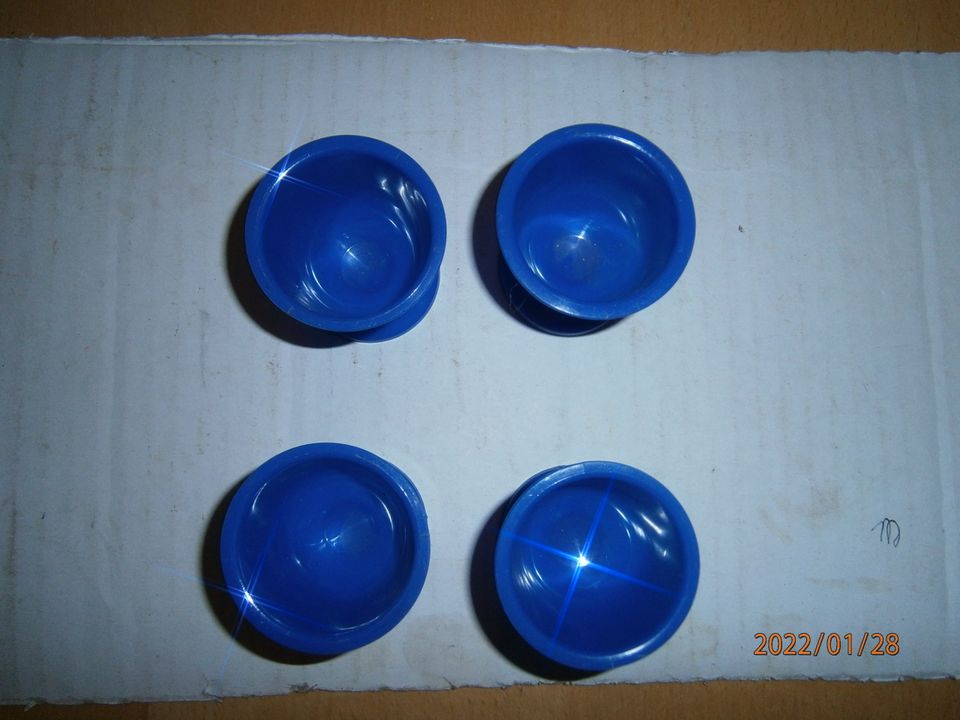 4 Stück Eierbecher Plastik Farbe Blau in Lucka