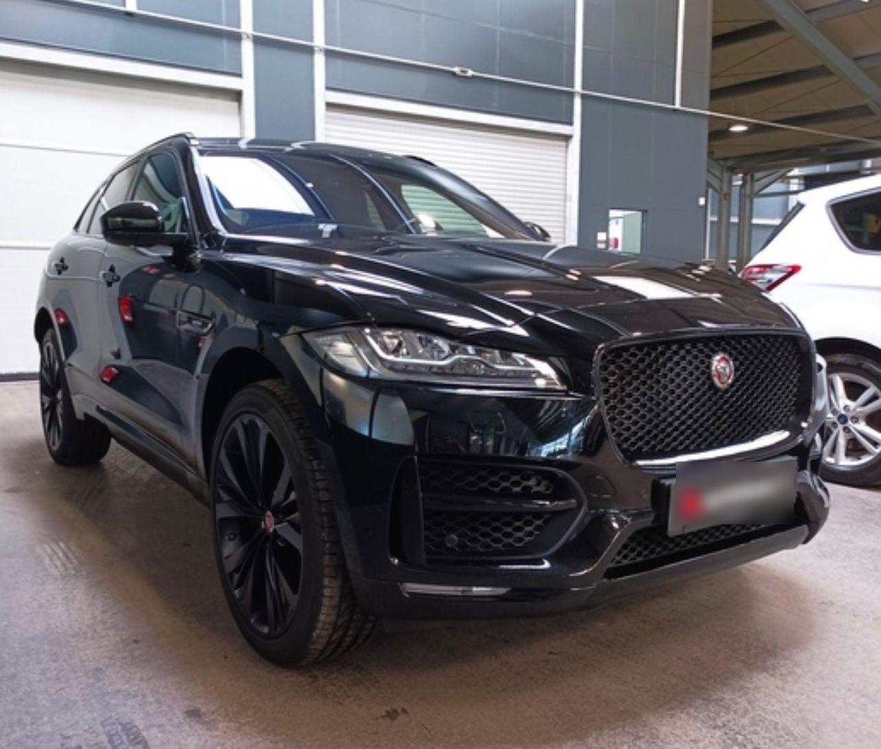 Abbildung des Autos Jaguar F-Pace 30t AWD R-…