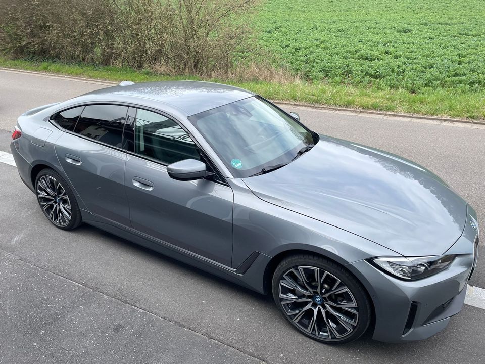 BMW i4, Grand Coupe, voll elektr., skyscraper grau in Kümmersbruck