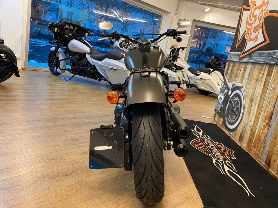 Harley-Davidson Slim Softail M8 5HD mit Jekill & Hyde Auspuff in Blomberg