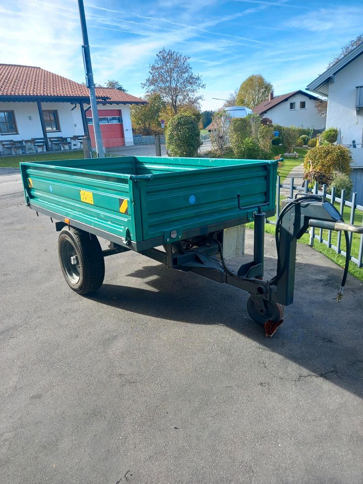 Traktor Kippanhänger in Regen