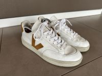 VEJA Sneaker V-12 Leather White Camel, Gr: 42, fast neu Kr. München - Grasbrunn Vorschau