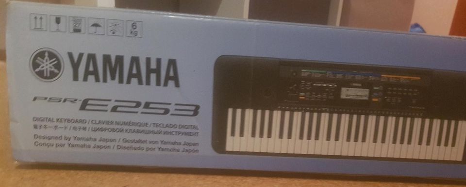 YAMAHA PSR E 235 in Weikersheim