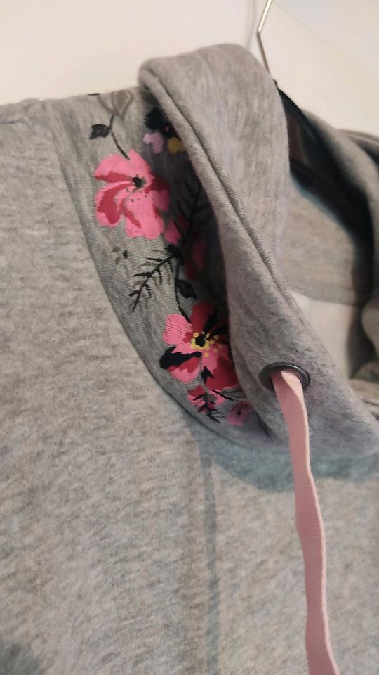Gina  Sweater Shirt hellgrau meliert mit Blumenstickerei, Turtle in Willich