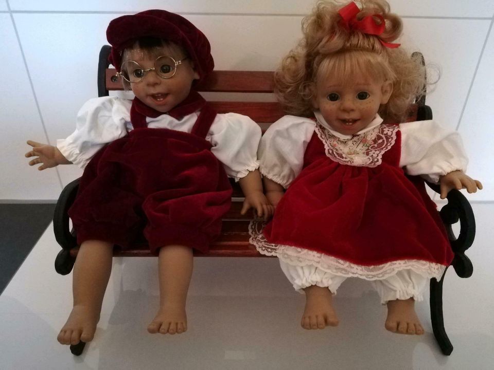 Puppenpaar auf Holzbank ,, NEU  " in Neustadt a. d. Waldnaab