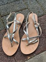 Asos Sandalen 37,5 Silber Schuhe zehentrenner Flipflops 5 Nordrhein-Westfalen - Neuss Vorschau