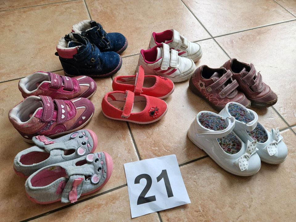 Kinderschuhe Schuhe Größe 21 Stiefel Turnschuhe Hausschuhe in Bautzen