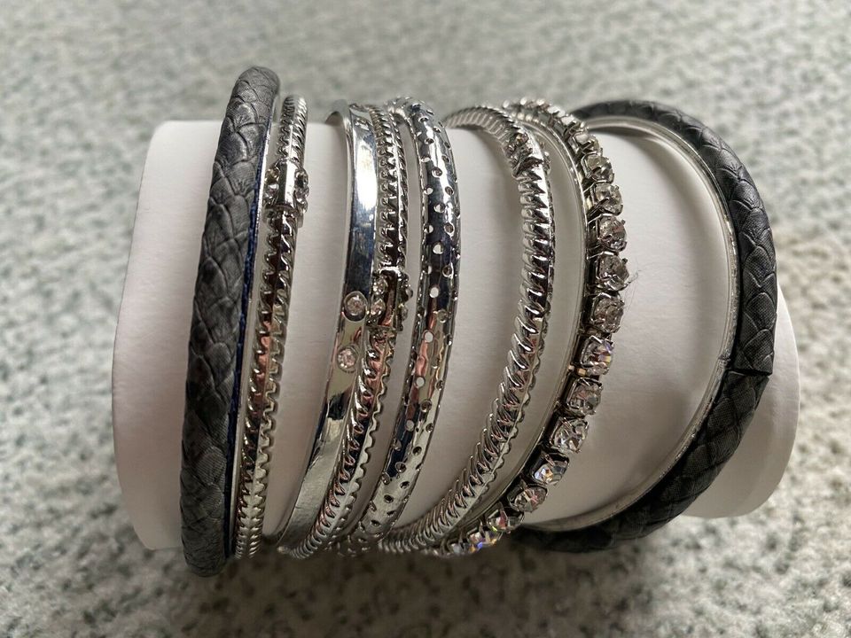 8 Armreifen Armbänder Modeschmuck Strass Farbe Silber Grau Neu in Langgöns