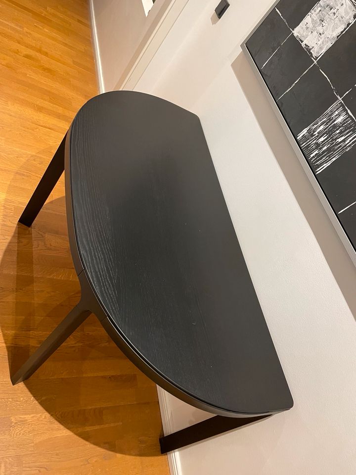 Schreibtisch schwarz / halbrund (IKEA) in Berlin