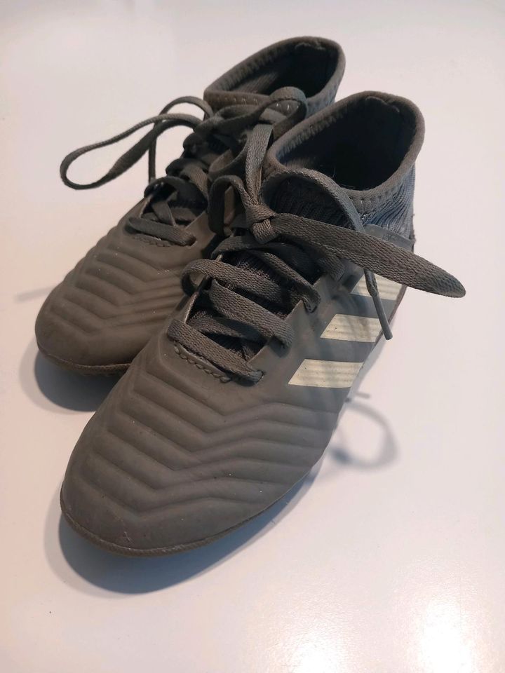 Adidas Fussball Schuhe, Größe 29 in Ravensburg