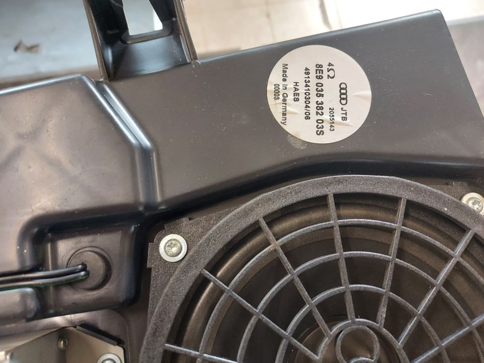 Radio Audi A4 8E Subwoofer mit Verstärker 8E903538203S  UND 8E903 in Duisburg