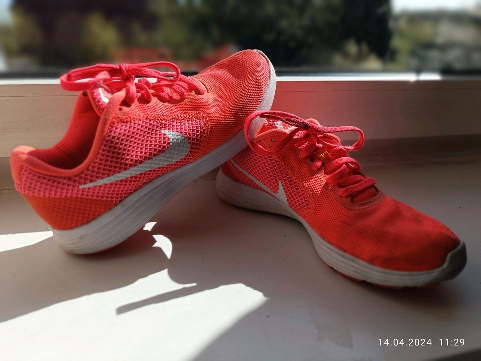 Nike Schuhe Orange/Pink in Salzhausen