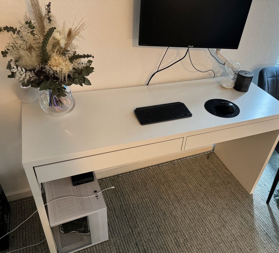 Schreibtisch „Micke“ von Ikea in Mönchengladbach