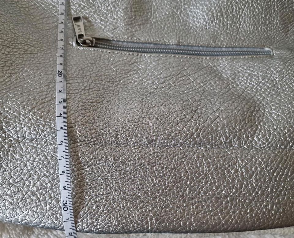 Handtasche Umhängetasche silbern Henkel kurz und lang in Viersen